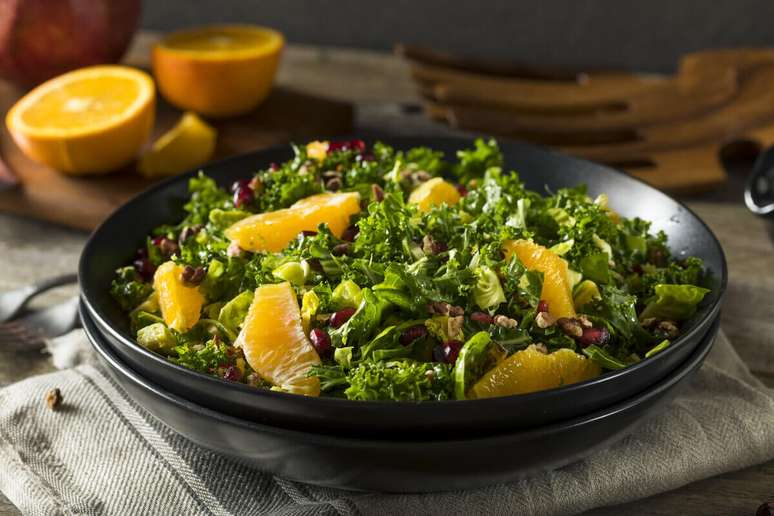 Salada de couve kale com laranja e sementes de romã 