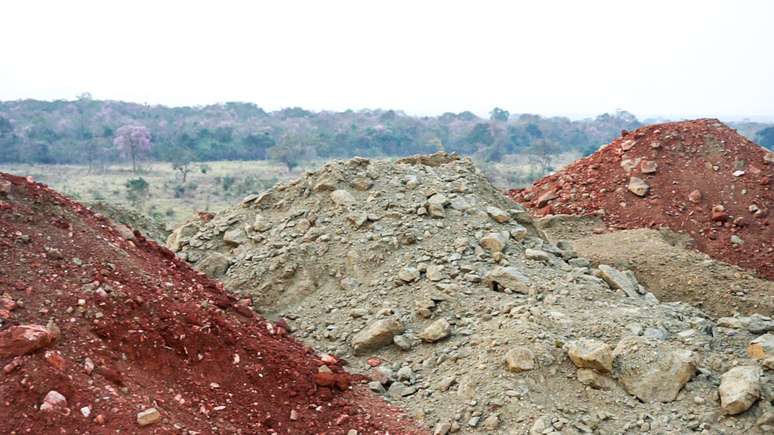 Montes de terra se formam após a escavação das minas, e terra é processada