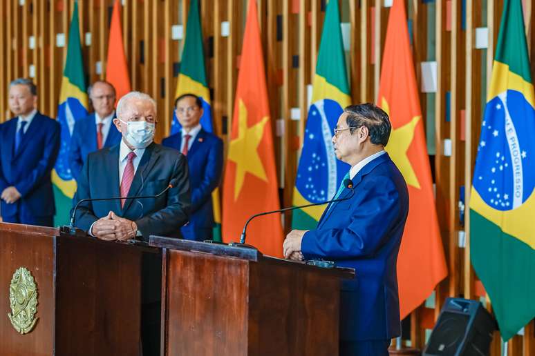 Lula (PT) usando máscara cirúrgica durante reunião com primeiro-ministro do Vietnã, Pham Minh Chinh