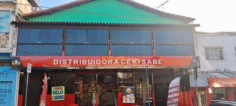 A distribuidora de bebidas Cê Ki Sabe funcionava como bar. Filhos do proprietário pretendem dar continuidade ao comércio fundado pelo pai, o Xará