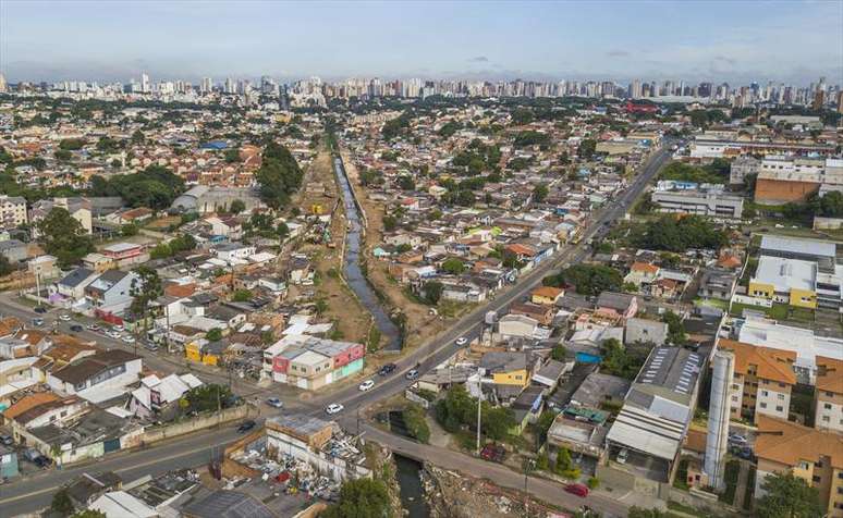 O Parolin, vizinho do centro de Curitiba, com seus pontos de referência: o rio Belém e a avenida Brigadeiro Franco