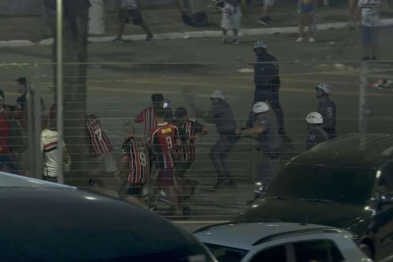 Polícia Militar usou cacetetes em são-paulinos durante tumulto após o título
