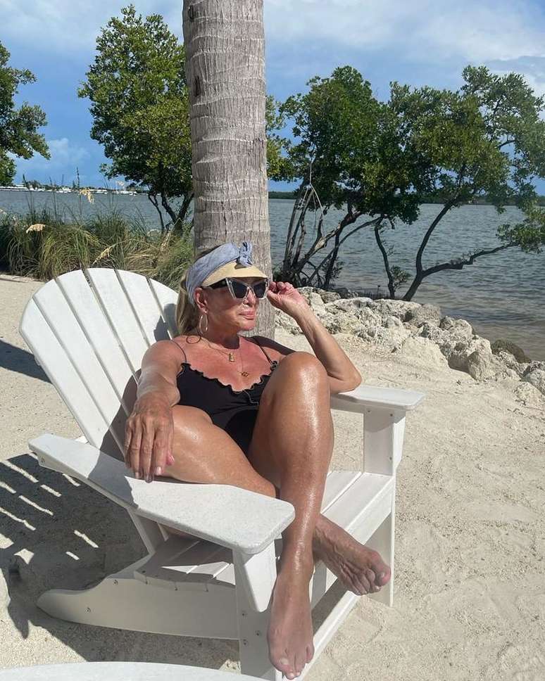 Artista posa de mai&ocirc; em foto durante viagem &agrave; Fl&oacute;rida.