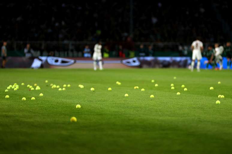 Torcedores do Bayern jogam bolinhas de t&ecirc;ncis no gramado. Protesto inusitado. &ndash;
