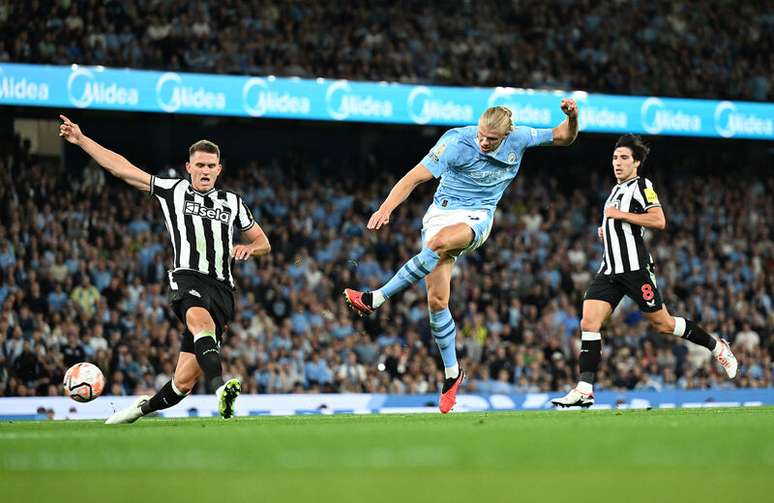 Erling Haaland em disputa de bola com defensor do Newcastle pela Premier League –