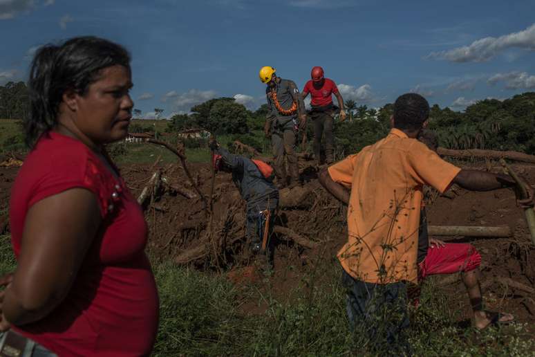 Resgate de v&iacute;timas em Brumadinho, Minas Gerais, ap&oacute;s o rompimento de barragem da Vale.