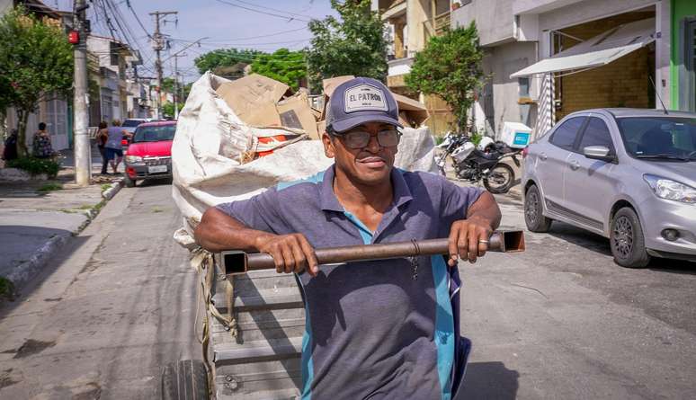 Elias precisa transportar 8,8 toneladas de papel para arrecadar o equivalente ao valor de um salário mínimo: R$ 1.320