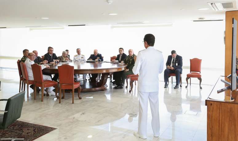 Bolsonaro em reunião com comandantes das Forças Armadas, em fevereiro de 2019