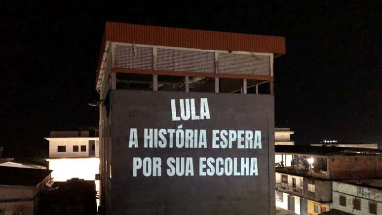 Casa com intervenção audiovisual escrito "Lula a história espera a sua escolha", em razão da escolha de uma ministra negra para o STF.
