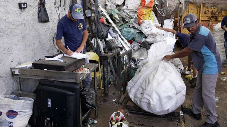 Com a queda do dólar, preço do papelão caiu de R$ 1 para R$ 0,75 no ferro-velho onde Elias vende o material reciclável que recolhe