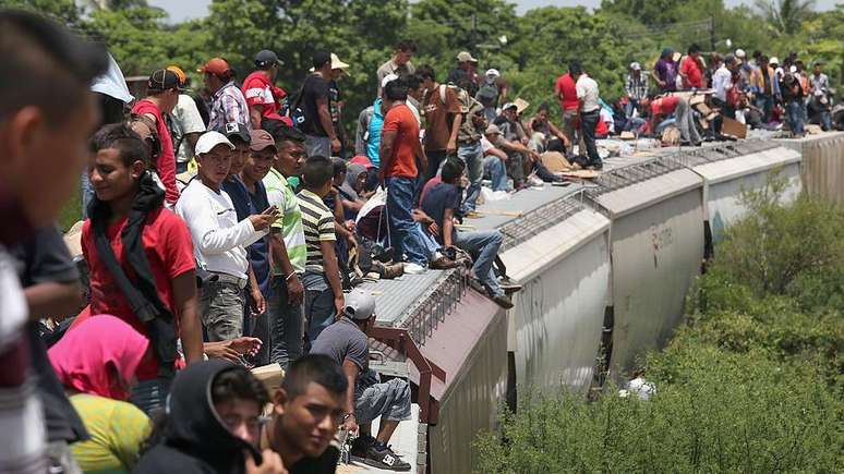 Os migrantes viajam nos telhados dos trens La Bestia para chegar aos Estados Unidos