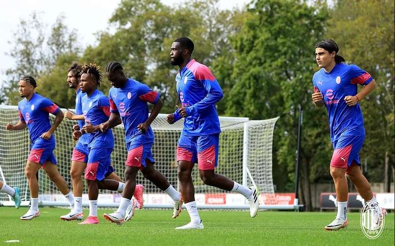 Jogadores do Milan durante treinamento da equipe –