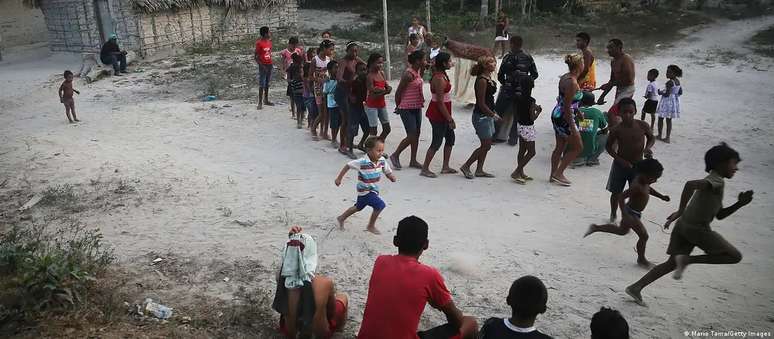 Moradores do quilombo Imbiral, no Maranhão, organizando festividade tradicional