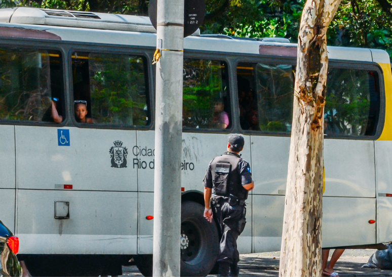 Homem de 51 anos é preso após importunar sexualmente uma mulher de 24 anos em ônibus no Rio de Janeiro