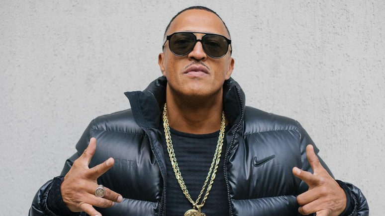 Mano Brown é uma personalidade de destaque tanto na música quanto na educação brasileira