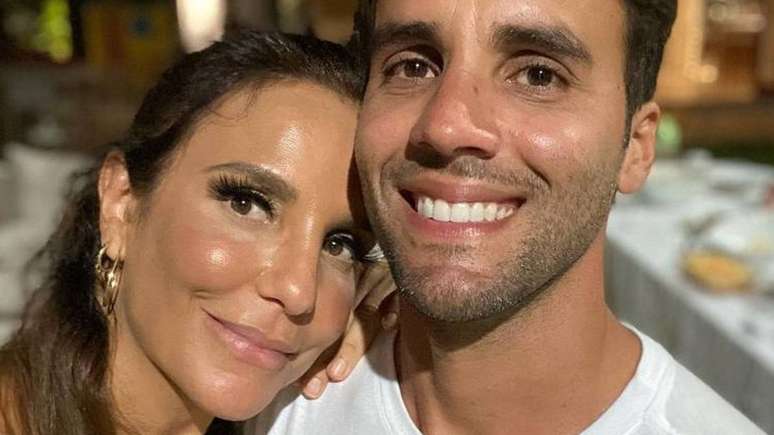 Ivete Sangalo melts for Daniel Cady in a romantic shot