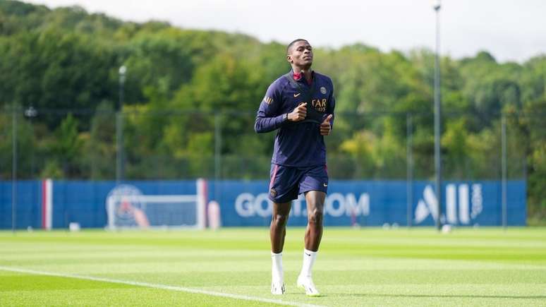 Nuno Mendes durante treinamento pelo clube de Paris –