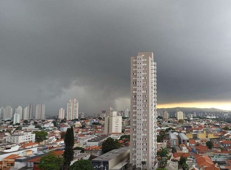 Frente fria chega, deixa céu cinza e muda o cenário de São Paulo - Fotos -  R7 São Paulo