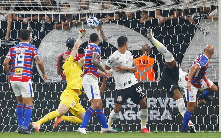 Corinthians volta a fazer gol em cobrança de escanteio após mais