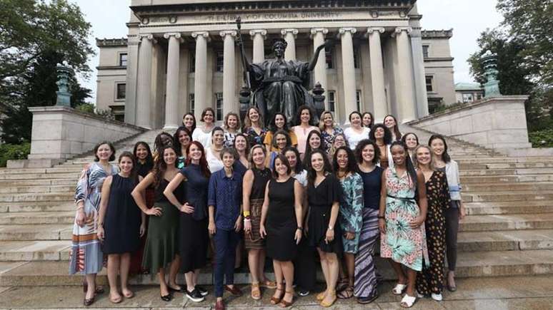 Mulheres que receberam bolsas de estudos em frente a Universidade de Columbia, nos Estados Unidos.