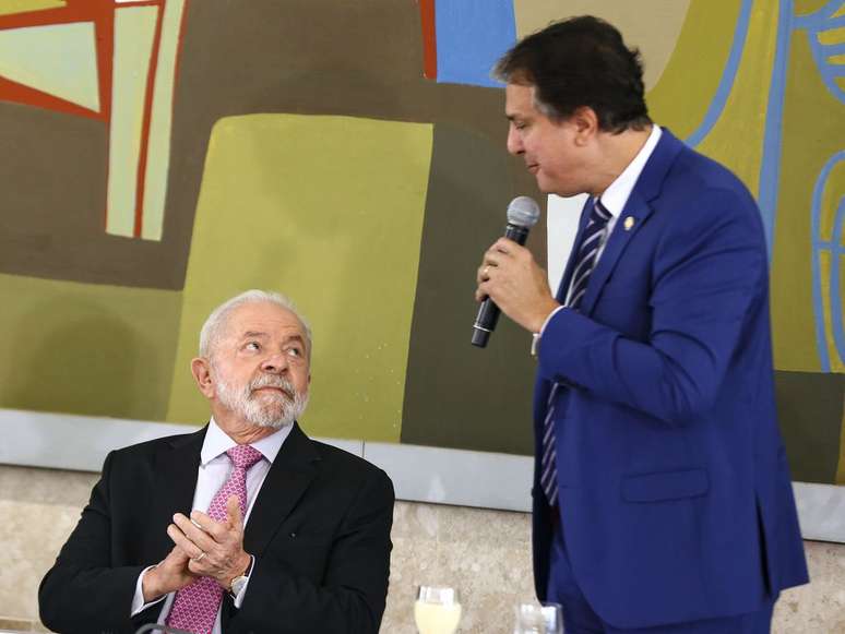 O presidente Luiz Inácio Lula da Silva e o ministro da Educação, Camilo Santana, durante reunião com reitores das universidades federais do país e dos institutos federais de ensino, no Palácio do Planalto.