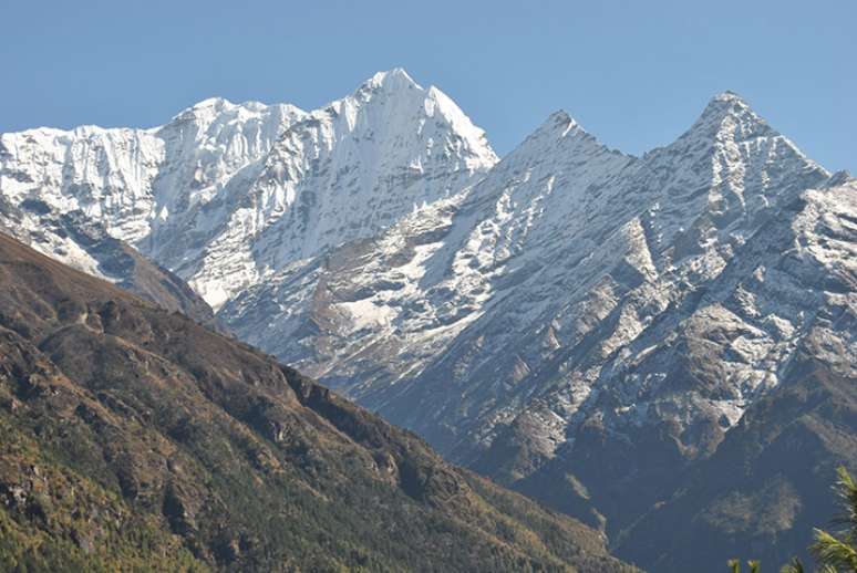 Monte mais alto do mundo, se visto de perto, o Everest está longe de ser um território gelado com camadas de neve límpida