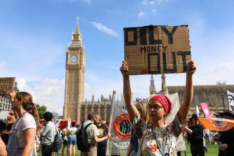 Manifestante protesta contra uso de combustíveis fósseis, em Londres
16/09/2023
REUTERS/Susannah Ireland
