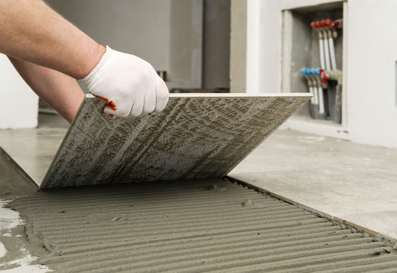 Revestimentos Cerâmicos em Cozinhas: ajuda profissional garante assentamento correto de cerâmicas e acabamento impecável – Foto: Shutterstock 