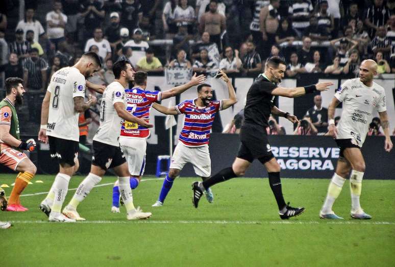 Árbitro uruguaio chegou a anular gol do Fortaleza, mas acabou corrigido pelo VAR