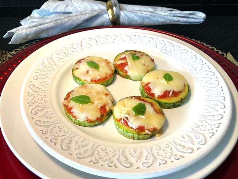 MINI PIZZAS DE ABOBRINHA COM MUÇARELA