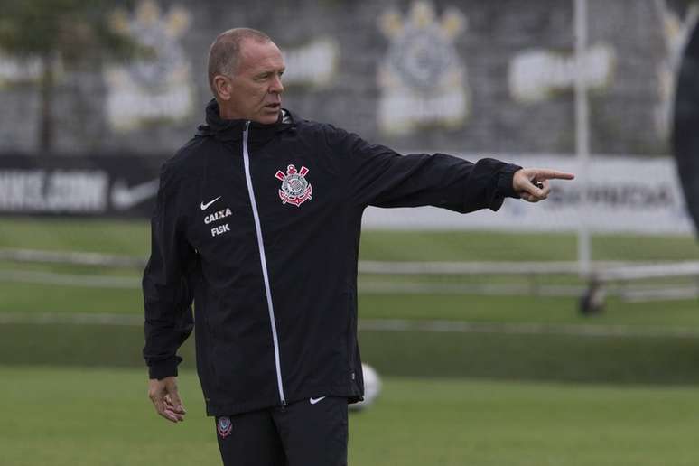 Corinthians anuncia Mano Menezes como técnico