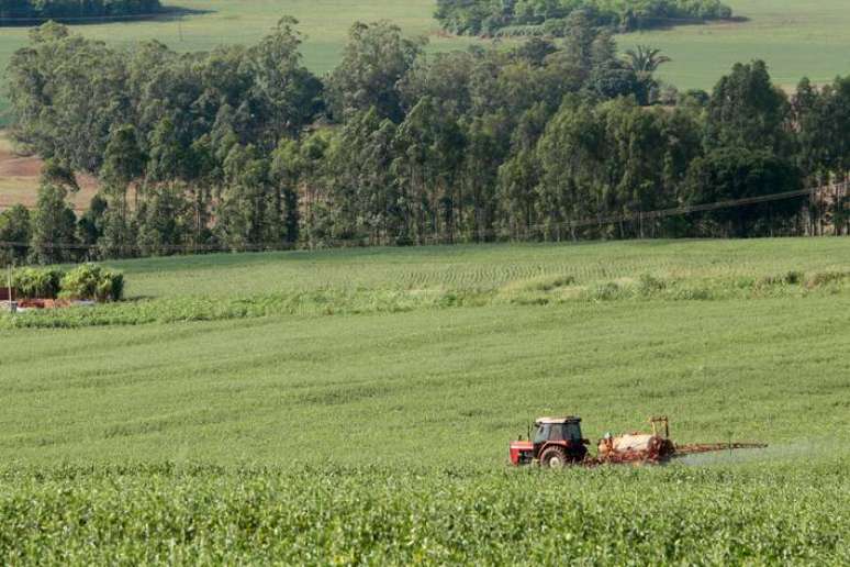 Manejo integrado de pragas consegue reduzir em 30% a aplicação de inseticidas e fungicidas, o que implica em menos consumo de diesel por hectare, reduzindo de forma direta as emissões de gases.