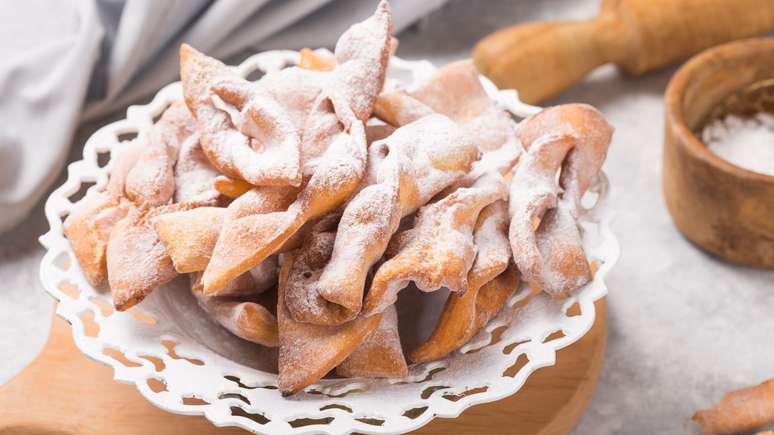 Inside out underwear or grostoli: learn how to make the Italian dessert