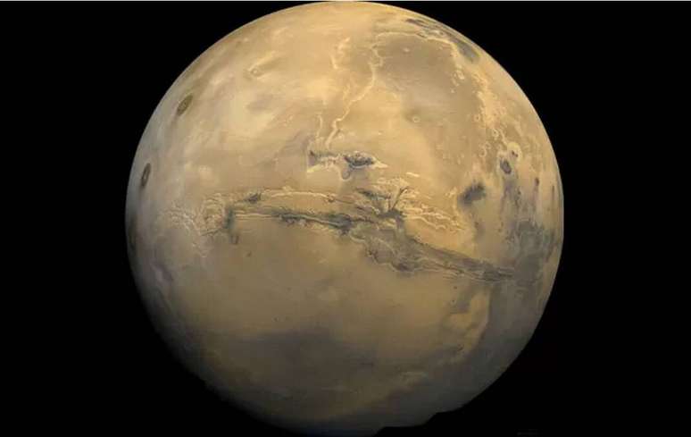 Na imagem de Marte é possível visualizar o Valles Marineris, grande desfiladeiro que corta o solo do planeta. Missão 'Mars One' promete formar uma colônia de humanos na superfície do corpo celeste a partir de 2025