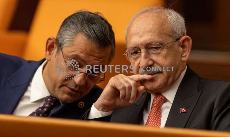 O líder do Partido Popular Republicano (CHP), Kemal Kilicdaroglu, participa de uma cerimônia de posse acompanhado por Ozgur Ozel no Parlamento turco, em Ancara
02/06/2023
REUTERS/Umit Bektas