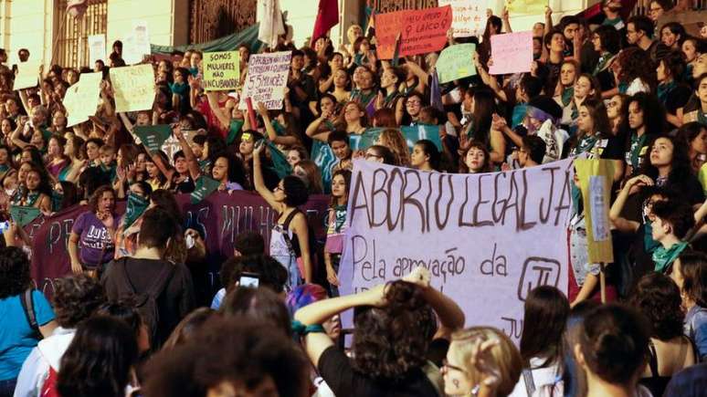 Imagem mostra dezenas de mulheres em ato contra a criminalização do aborto
