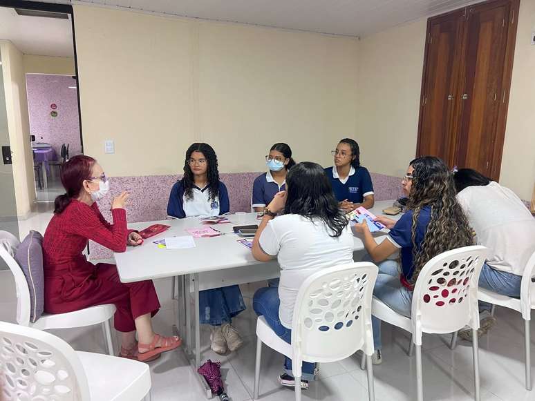 Estudantes visitam do Centro das Mulheres do Cabo, em Recife. Farão podcast contando o que aprenderam