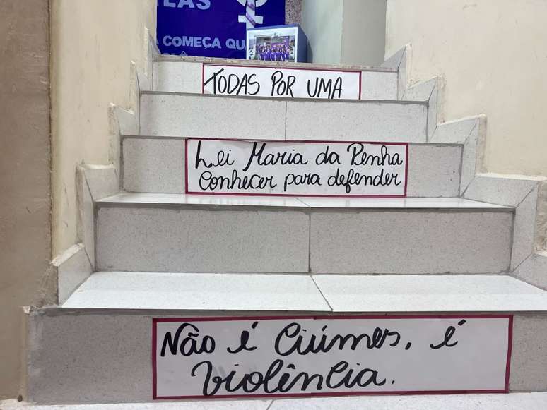 Escadarias do Centro das Mulheres do Cabo, em Recife, lembram que a conquista de direitos exige esforço, mas avança passo a passo