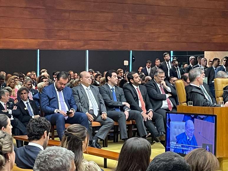 Bruno Dantas, Jorge Messias e Flávio Dino se sentaram juntos durante cerimônia de posse do novo presidente do STF, Luís Roberto Barroso