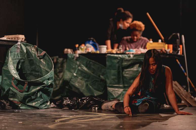 A peça Riven - ou Ruptura, em português - tem como personagens mulheres que trabalham em uma cooperativa de reciclagem