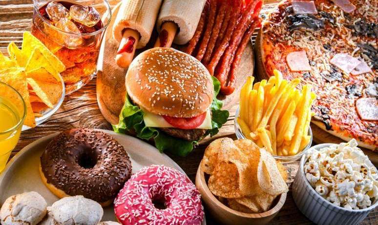 Alimentos ultraprocessados, gorduras saturadas e ingest&atilde;o excessiva podem levar a poss&iacute;veis doen&ccedil;as coron&aacute;rias