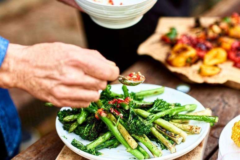 Adotar uma dieta mediterr&acirc;nica com presen&ccedil;a de vegetais e azeite contribui para uma melhor sa&uacute;de coron&aacute;ria