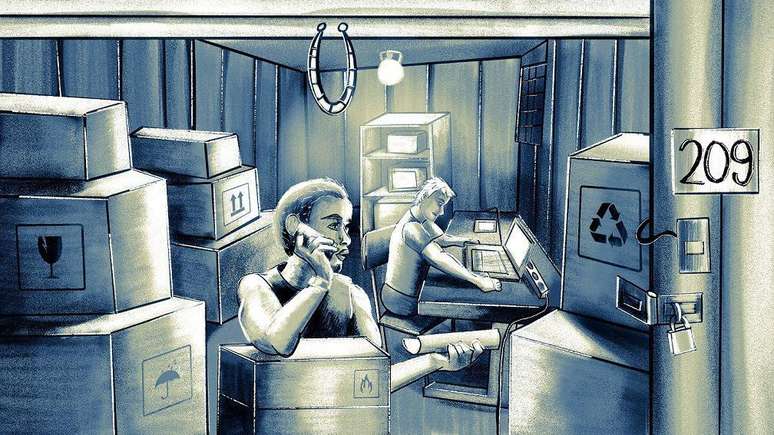Ilustra&ccedil;&atilde;o mostra dois homens trabalhando dentro de box escuro com um ponto de luz e pequena janela, al&eacute;m de v&aacute;rias caixas
