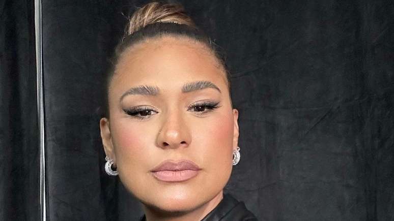 Simone Mendes shocks when she shows off her slim body in a red tracksuit
