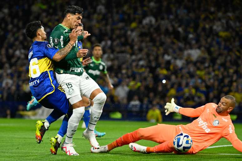 Weverton defende chance perigosa do Boca Juniors no empate sem gols em La Bombonera (Photo by Luis ROBAYO / AFP)
