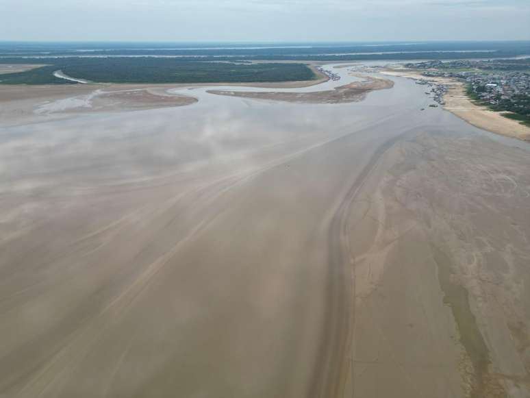 Lago de Tefé com nível baixo de água. Segundo pesquisadores, seca intensa na Amazônia é causada por El Niño e por aquecimento das águas do Oceano Atlântico