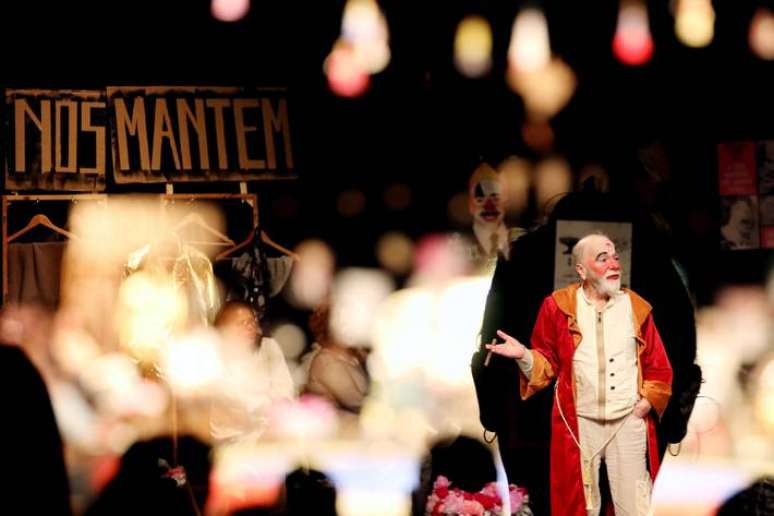 'O Que nos Mantém Vivos?' é baseada em clássico de Bertolt Brecht