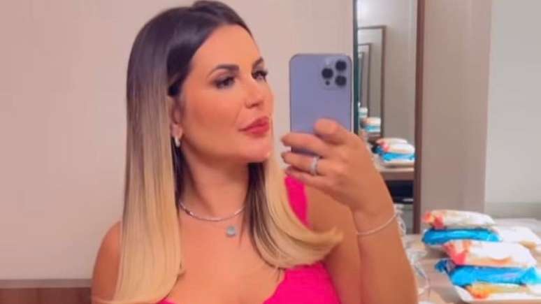 Deolane Bezerra becomes a topic of discussion when she appears dressed as a cupcake one month after LAD lipo