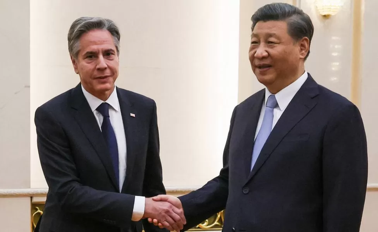 O secret&aacute;rio de Estado dos EUA, Antony Blinken (E), encontrou-se com o l&iacute;der da China, Xi Jinping, em uma visita de alto risco no in&iacute;cio deste ano
