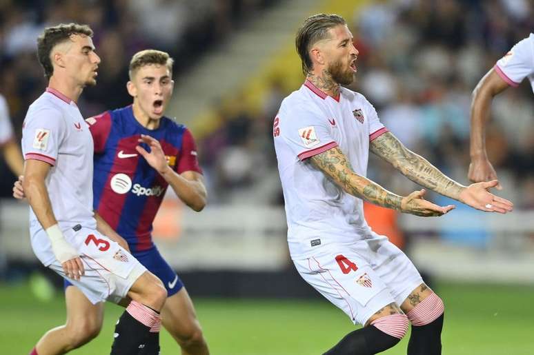 Com gol contra de Sergio Ramos, Barcelona vence Sevilla e assume a  liderança do Campeonato Espanhol